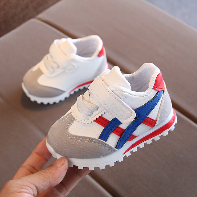 Tennis shoes