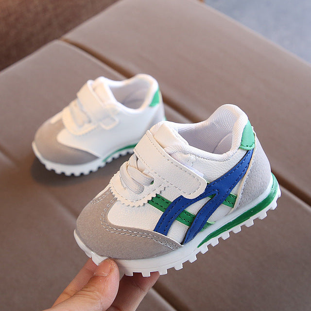 Tennis shoes